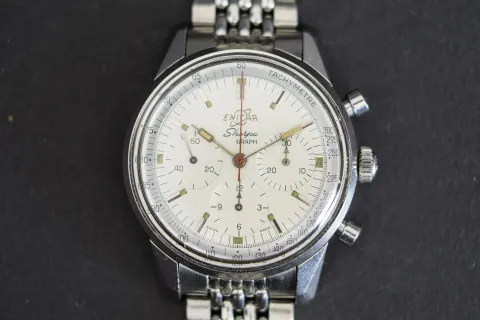Sherpa Graph with a white dial and silver-white tachymetre ring, on a beads-of-rice bracelet