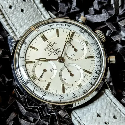 Sherpa Graph with a white dial, silver subdials and a tachymeter scale on the rehaut, on a white strap