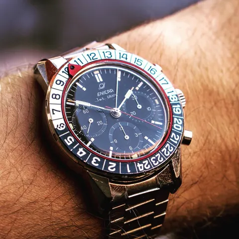 Jet Graph MkII with an all-black dial and black and white 24-hour bezel on a steel bracelet, on the wrist