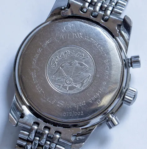 Jet Graph caseback with the Seapearl medallion and 072/002 stamped below, on a beads-of-rice bracelet